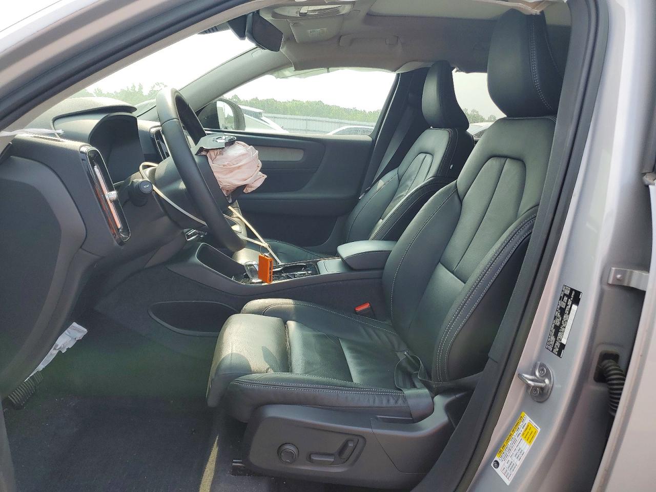 2023 VOLVO XC40