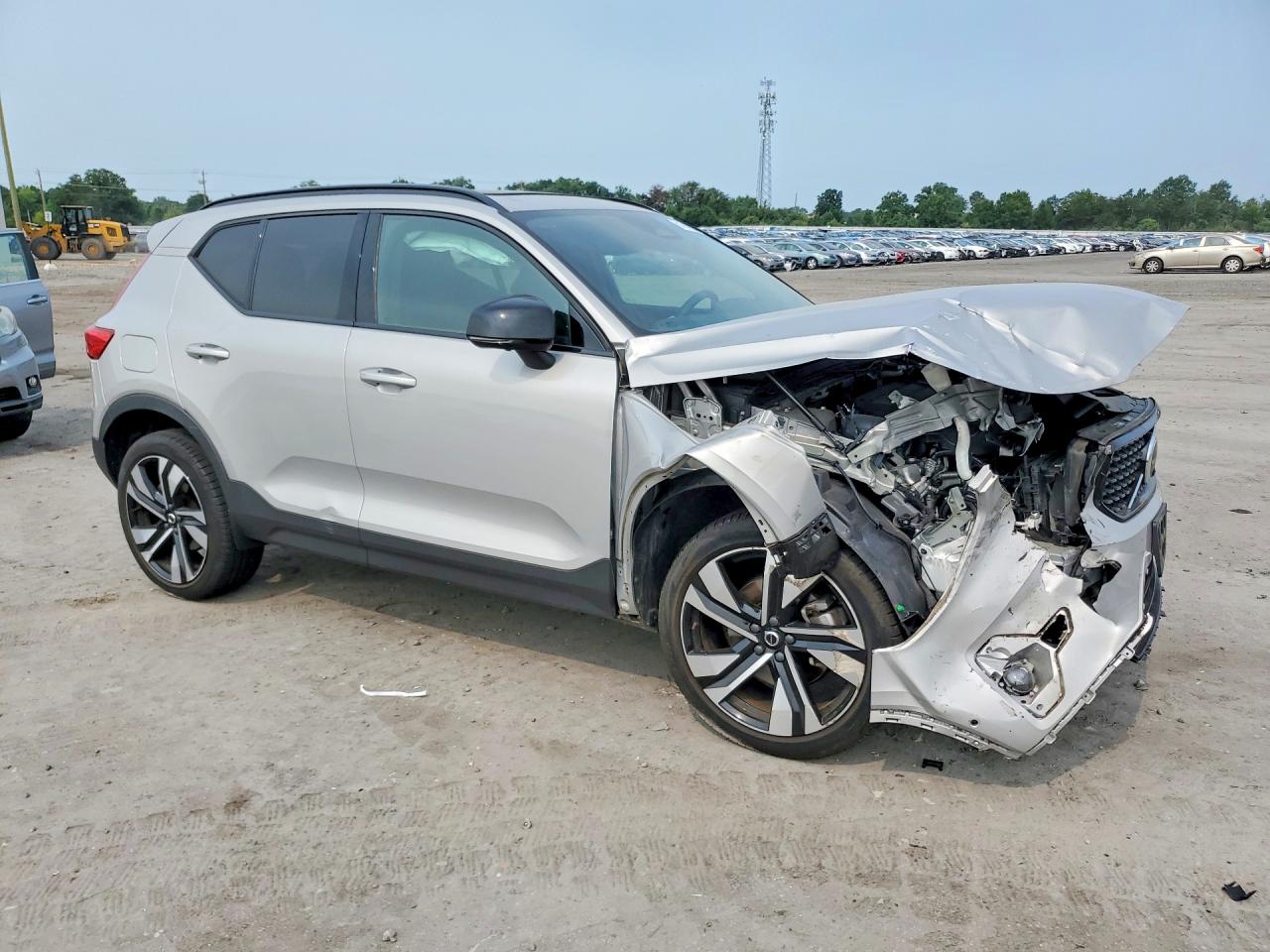 2023 VOLVO XC40