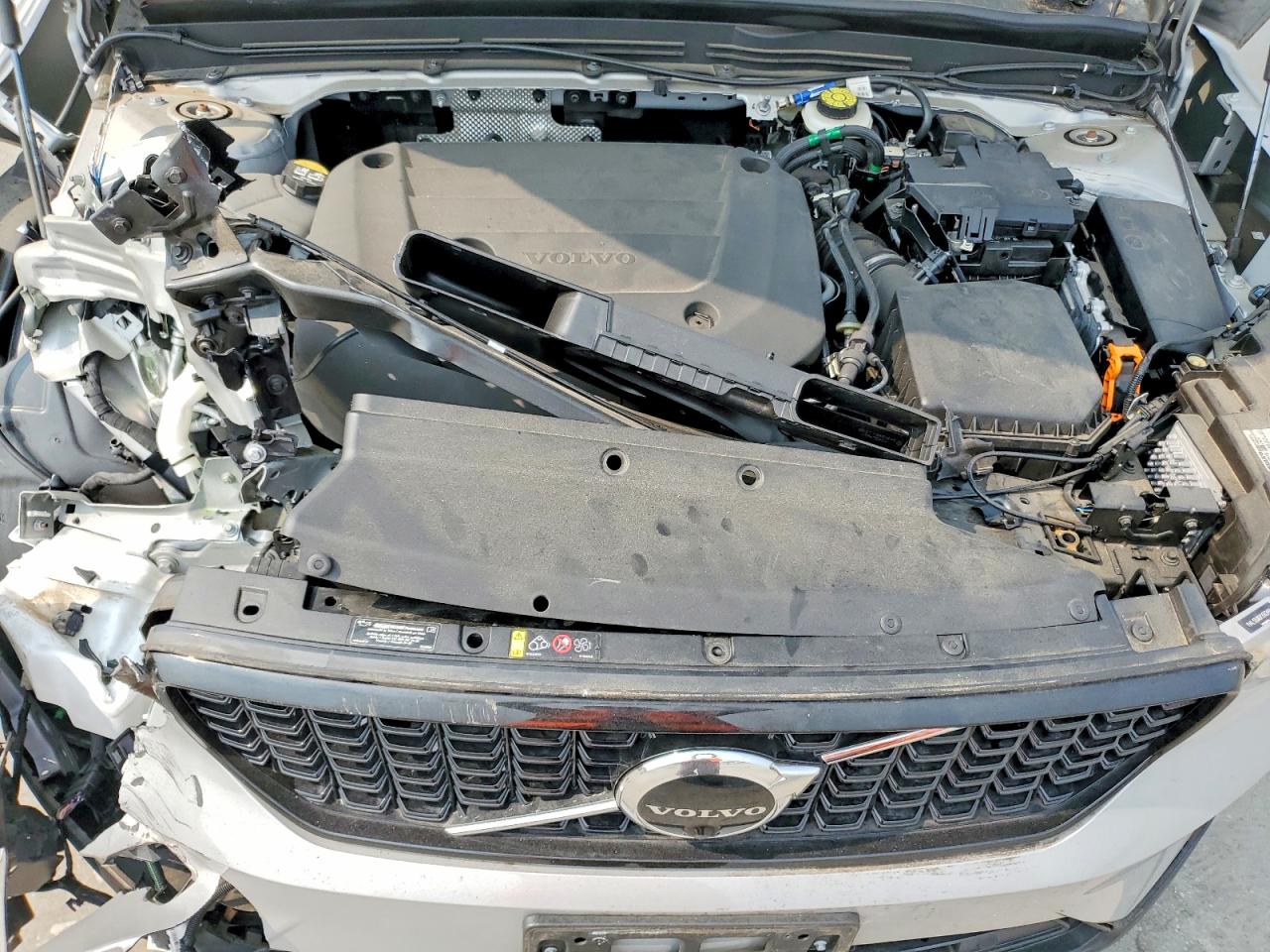 2023 VOLVO XC40