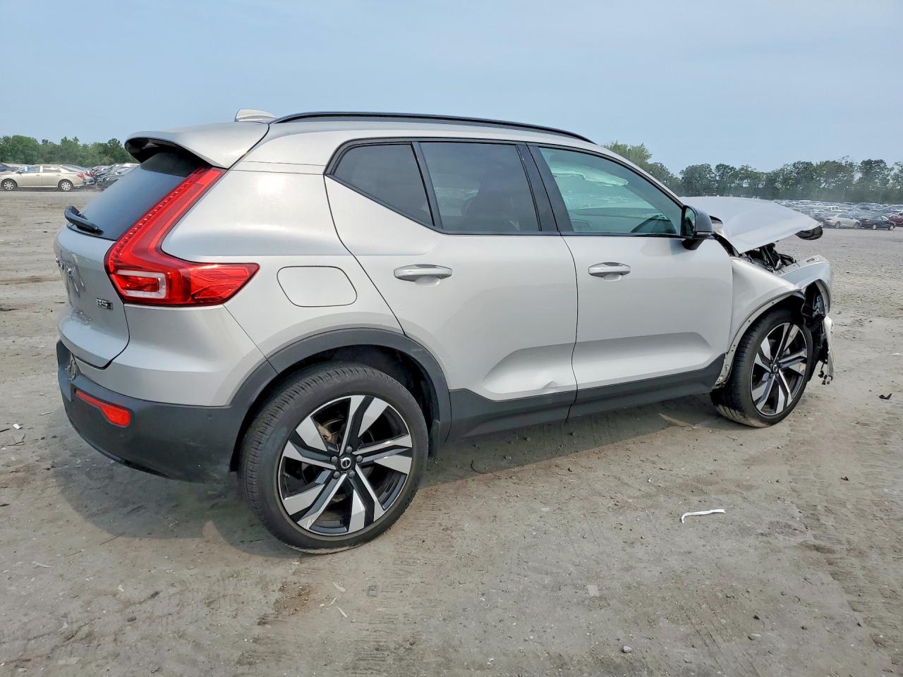 2023 VOLVO XC40