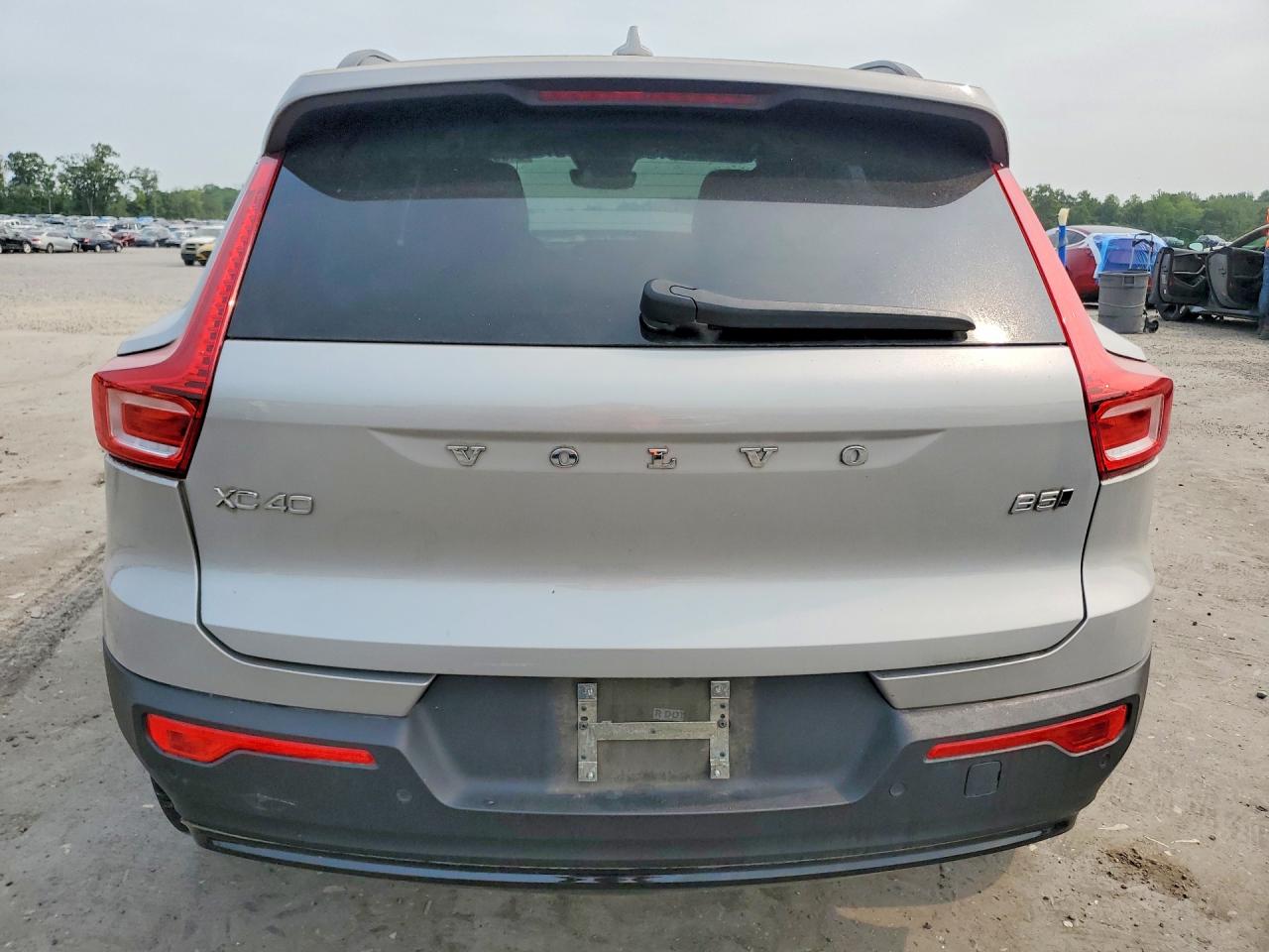 2023 VOLVO XC40