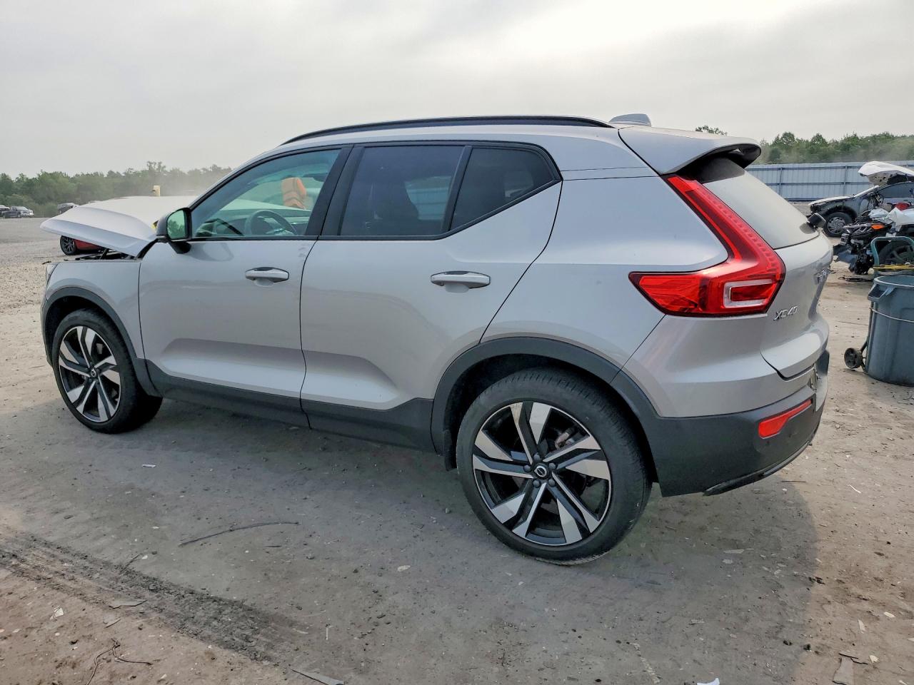 2023 VOLVO XC40