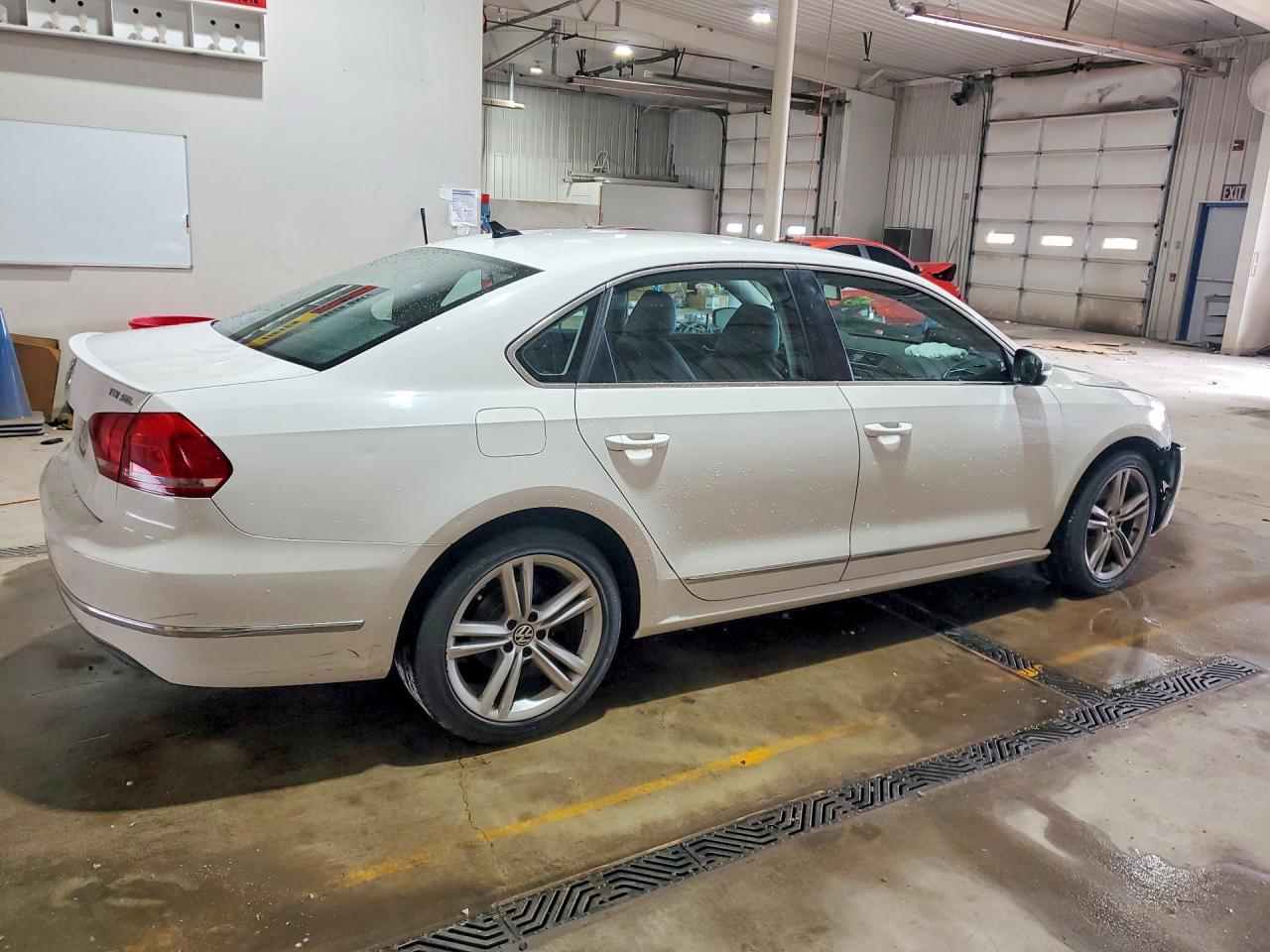 2013 VOLKSWAGEN PASSAT