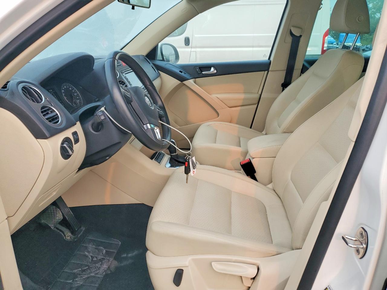 2011 VOLKSWAGEN TIGUAN
