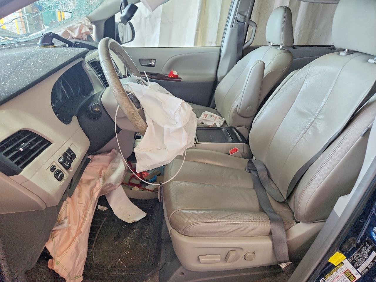 2011 TOYOTA SIENNA