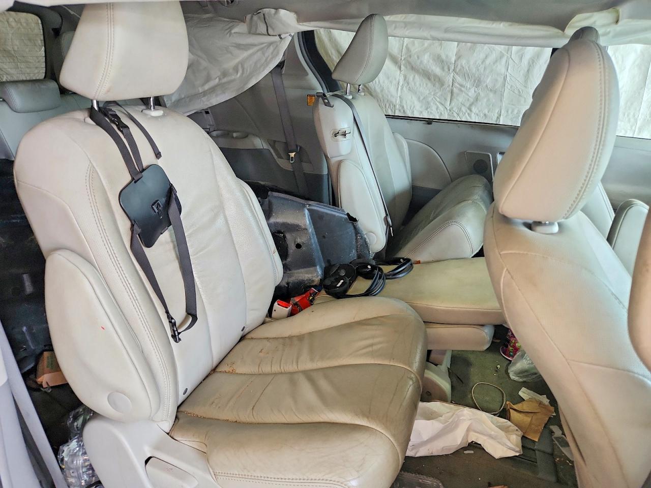 2011 TOYOTA SIENNA