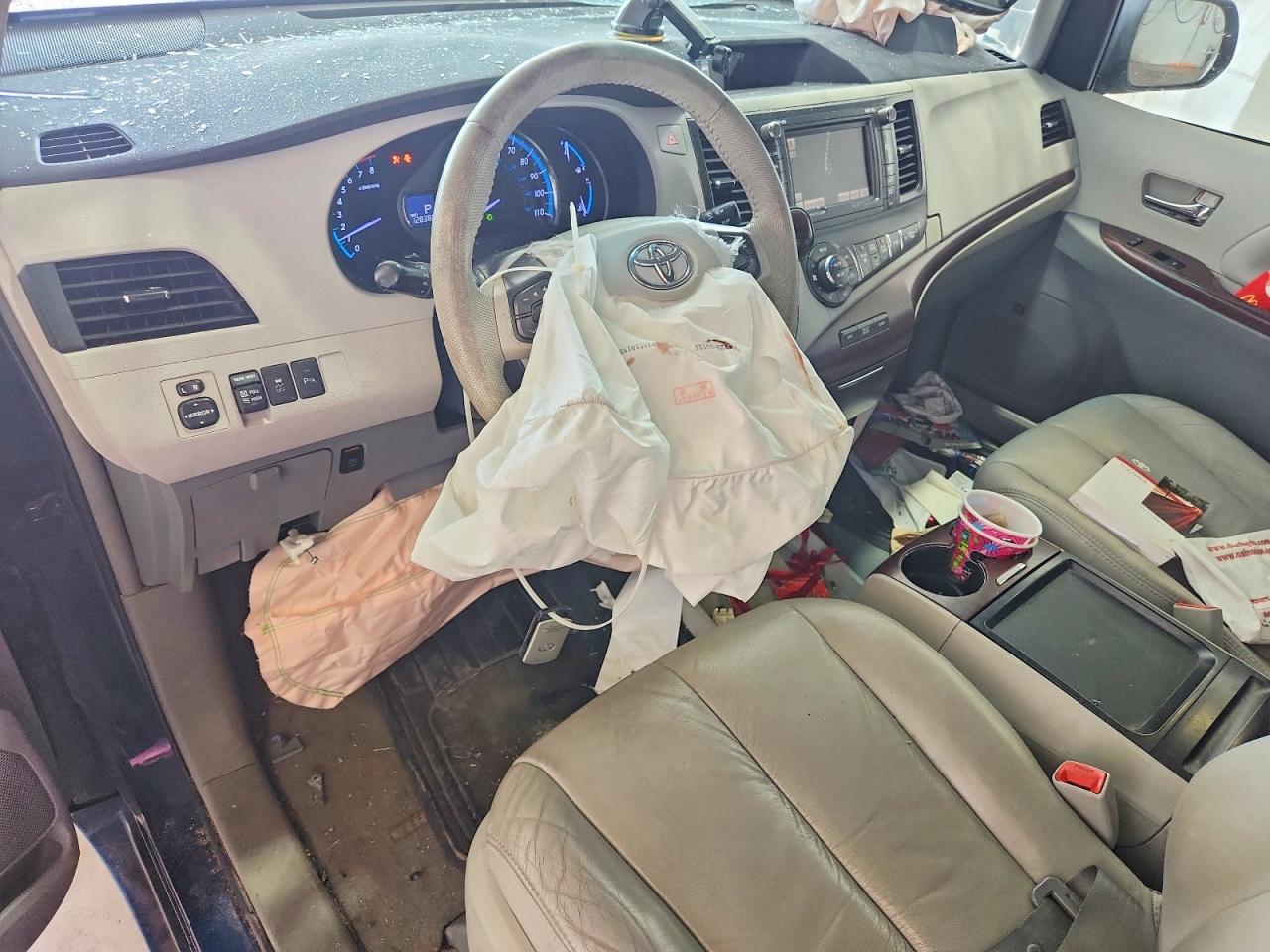 2011 TOYOTA SIENNA