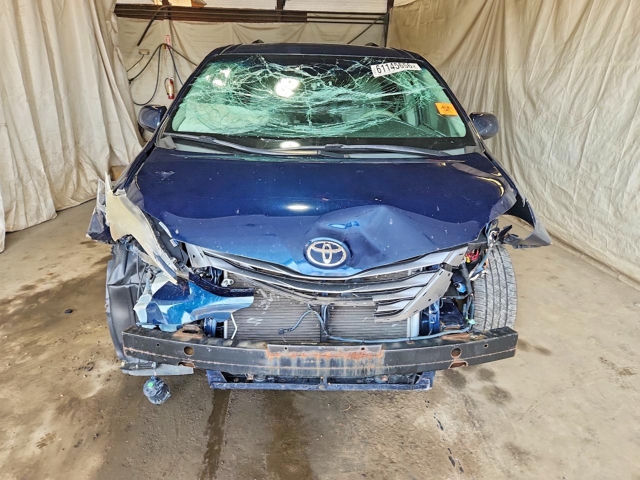 2011 TOYOTA SIENNA