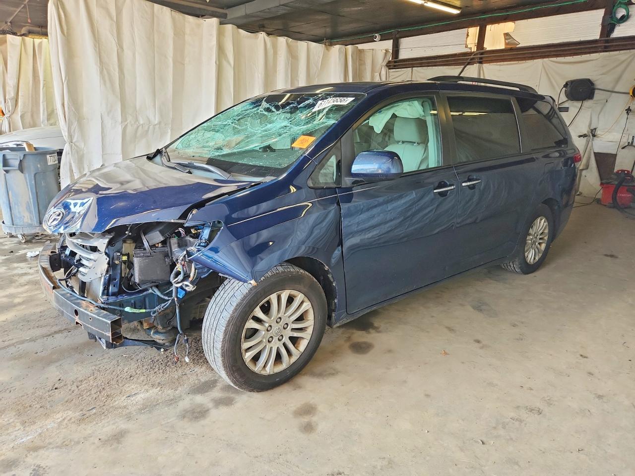 2011 TOYOTA SIENNA