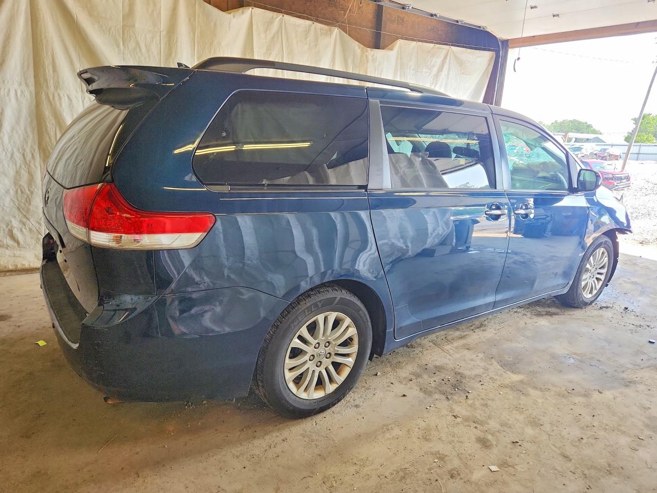 2011 TOYOTA SIENNA