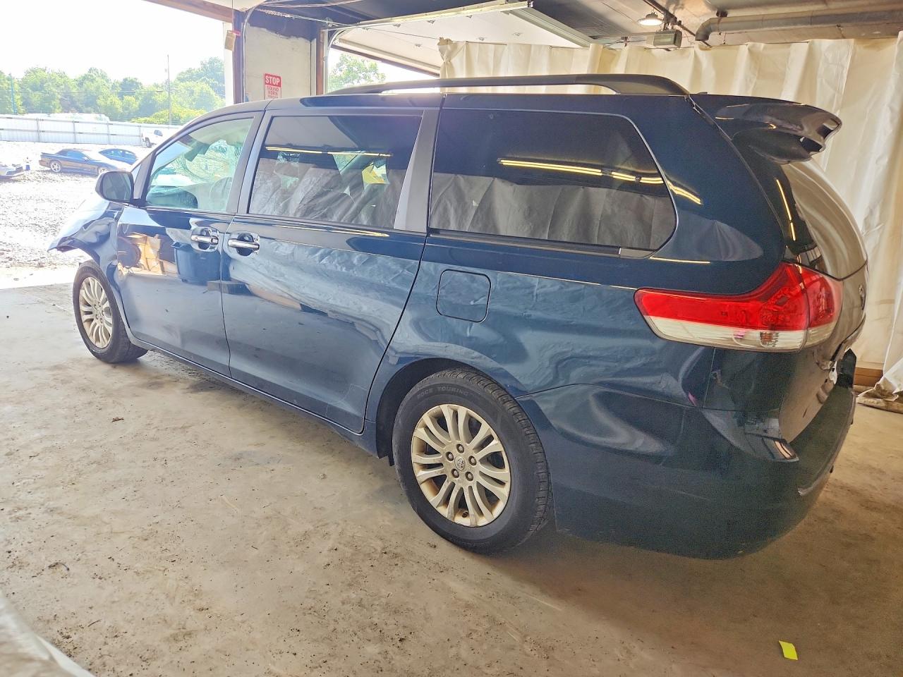 2011 TOYOTA SIENNA