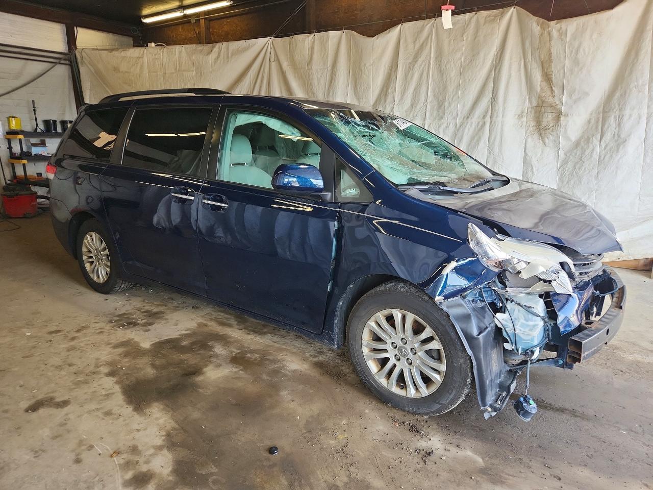 2011 TOYOTA SIENNA