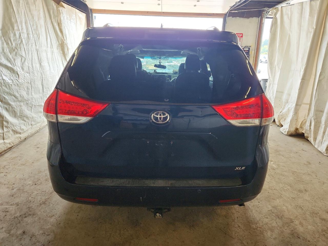 2011 TOYOTA SIENNA