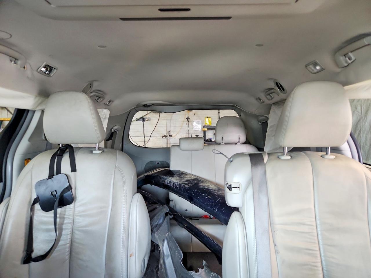 2011 TOYOTA SIENNA