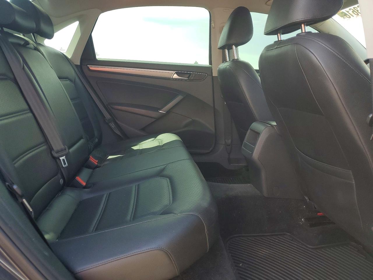 2016 VOLKSWAGEN PASSAT