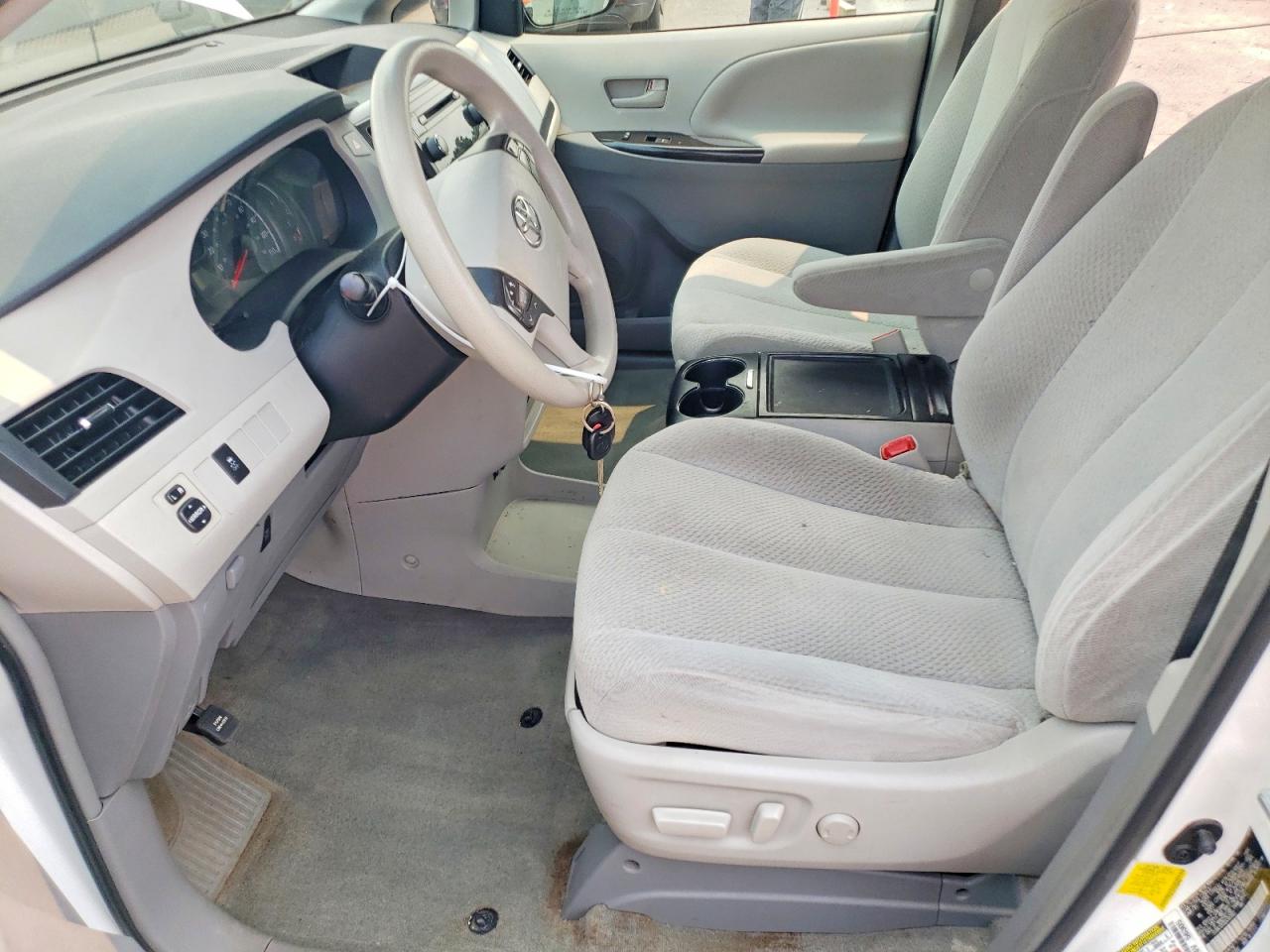 2013 TOYOTA SIENNA