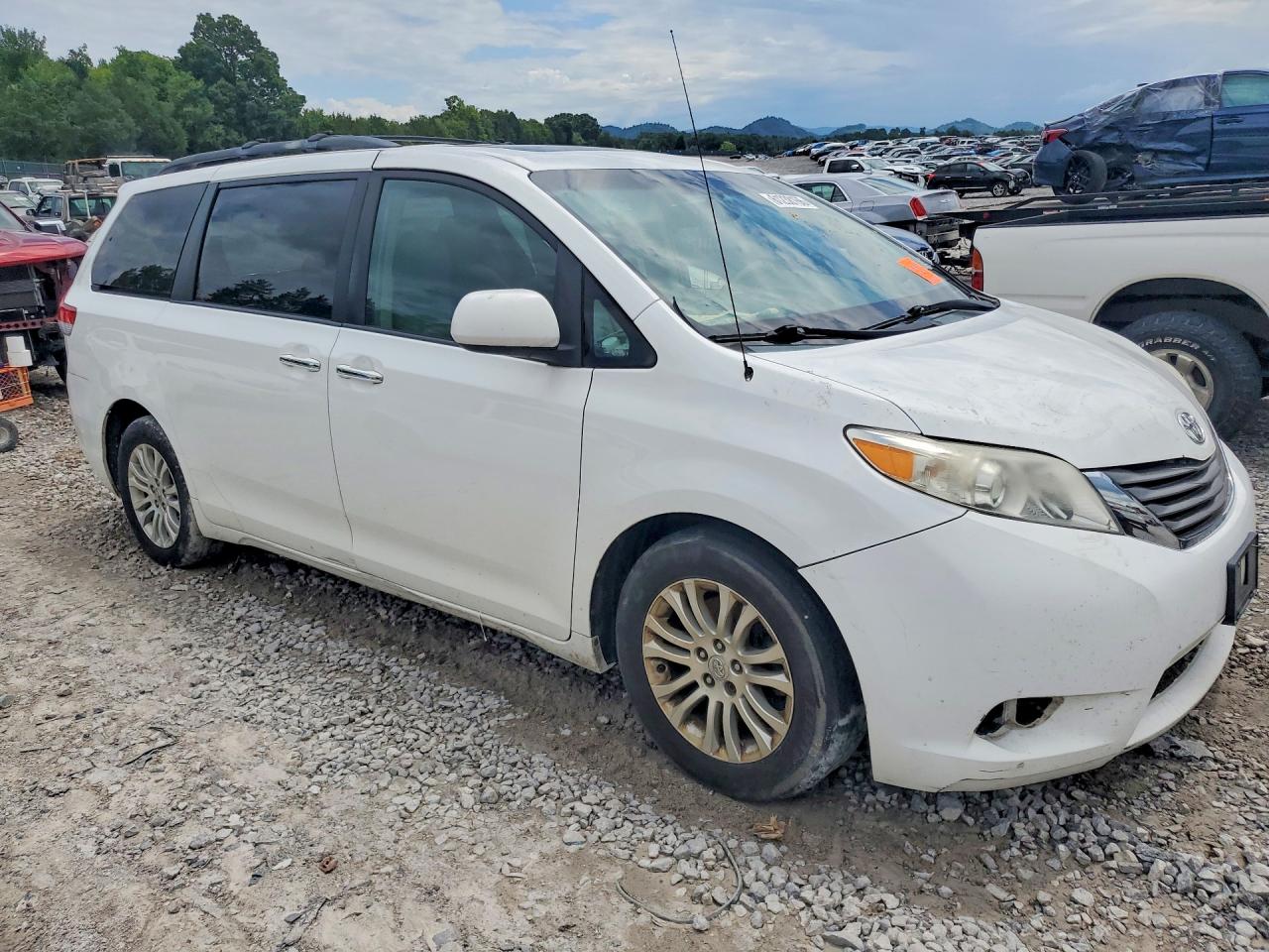 2012 TOYOTA SIENNA