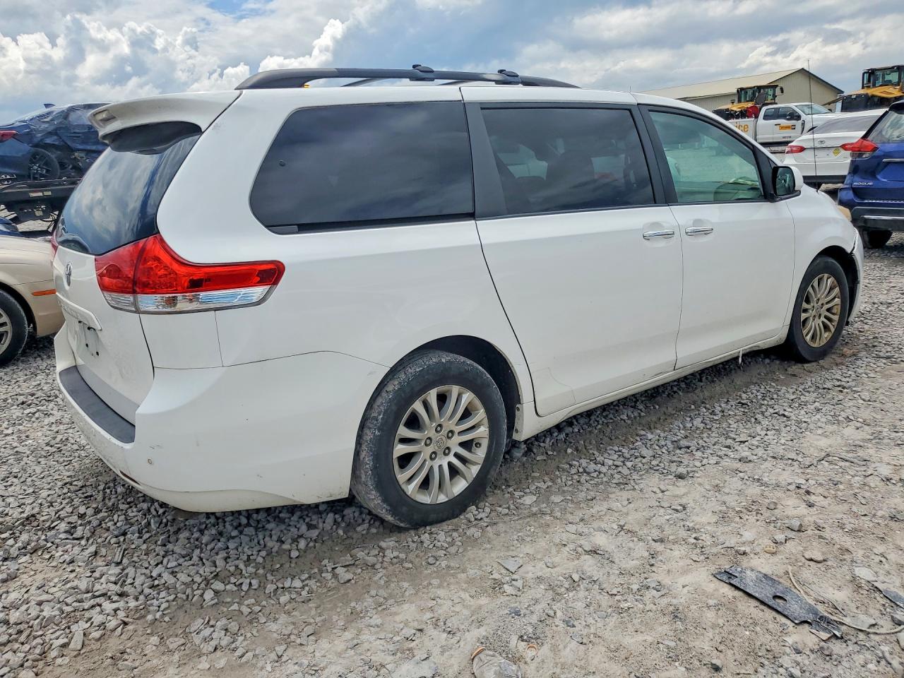 2012 TOYOTA SIENNA