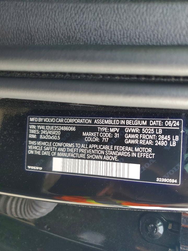 2025 VOLVO XC40
