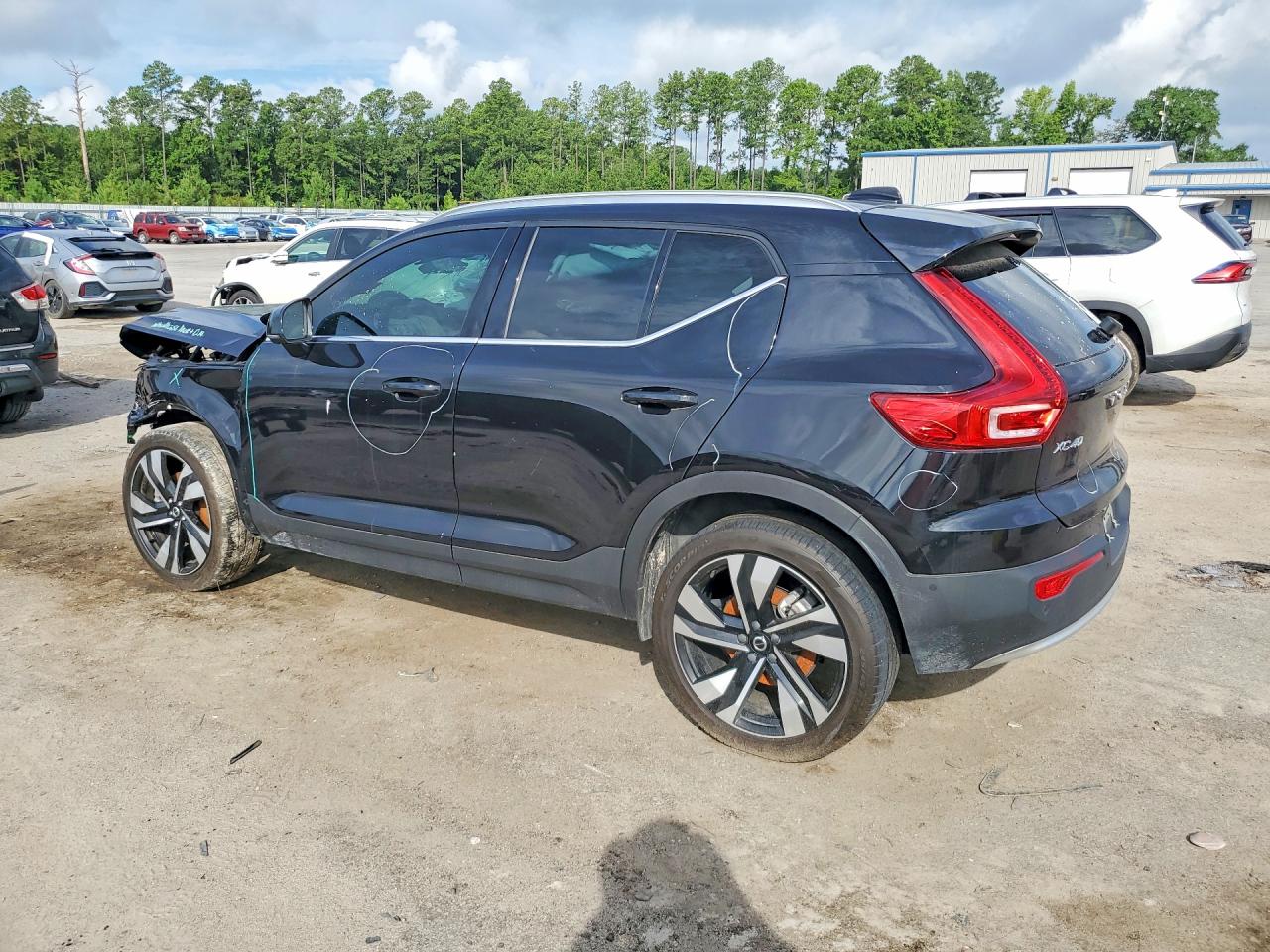 2025 VOLVO XC40