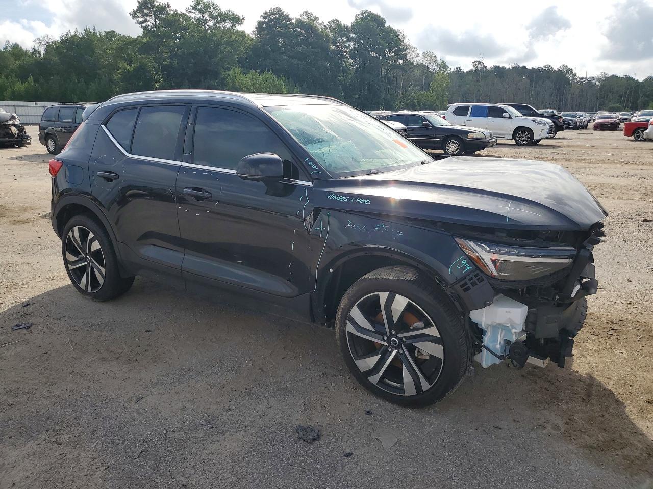 2025 VOLVO XC40