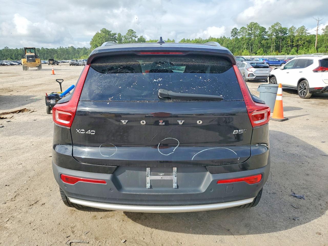 2025 VOLVO XC40