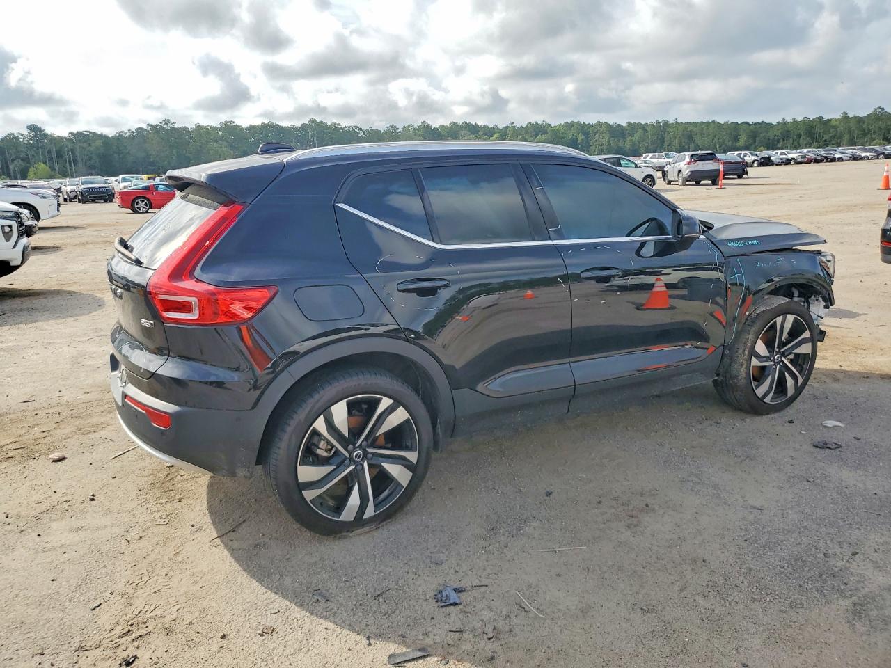 2025 VOLVO XC40