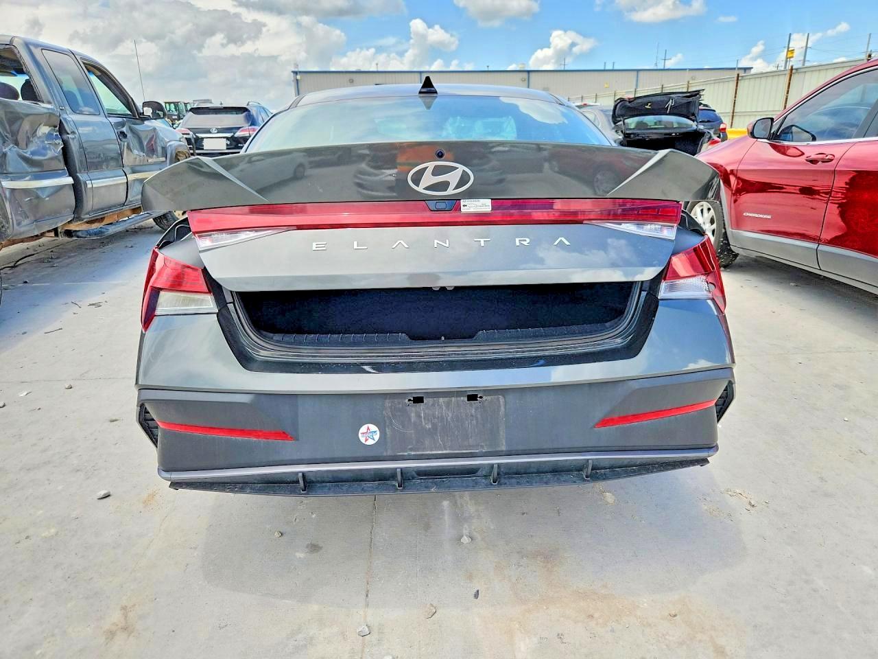 2024 HYUNDAI ELANTRA