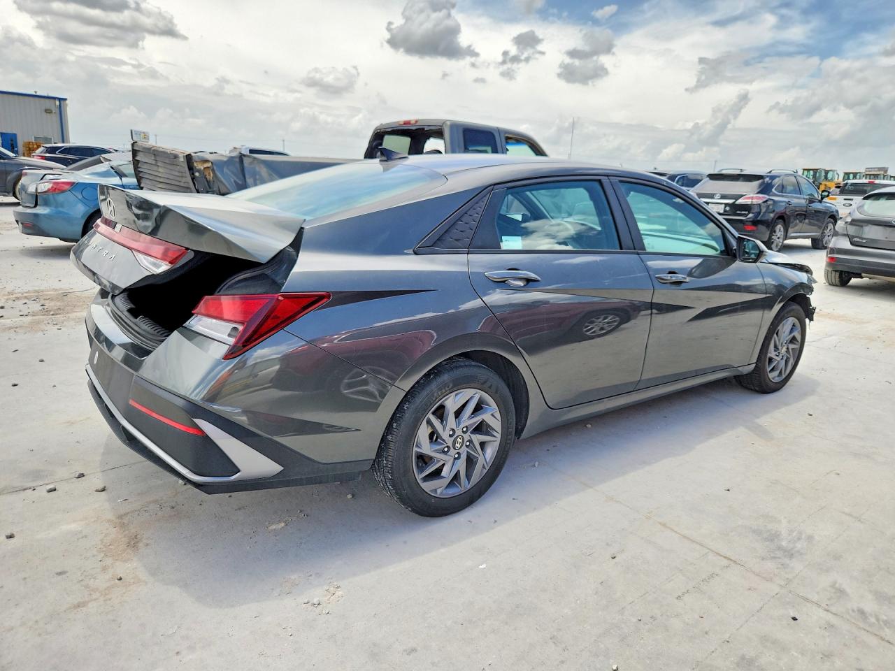 2024 HYUNDAI ELANTRA