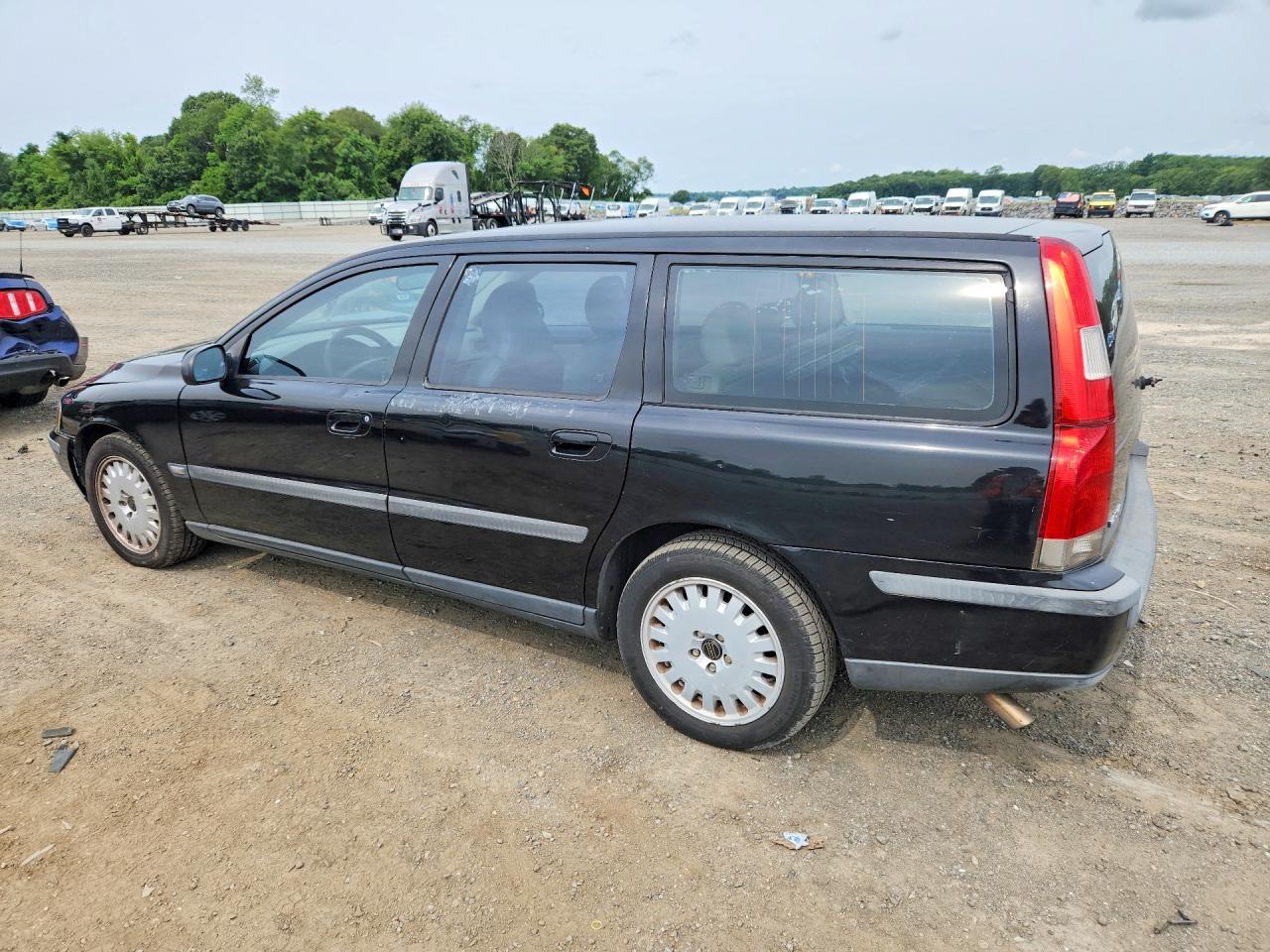 2001 VOLVO V70