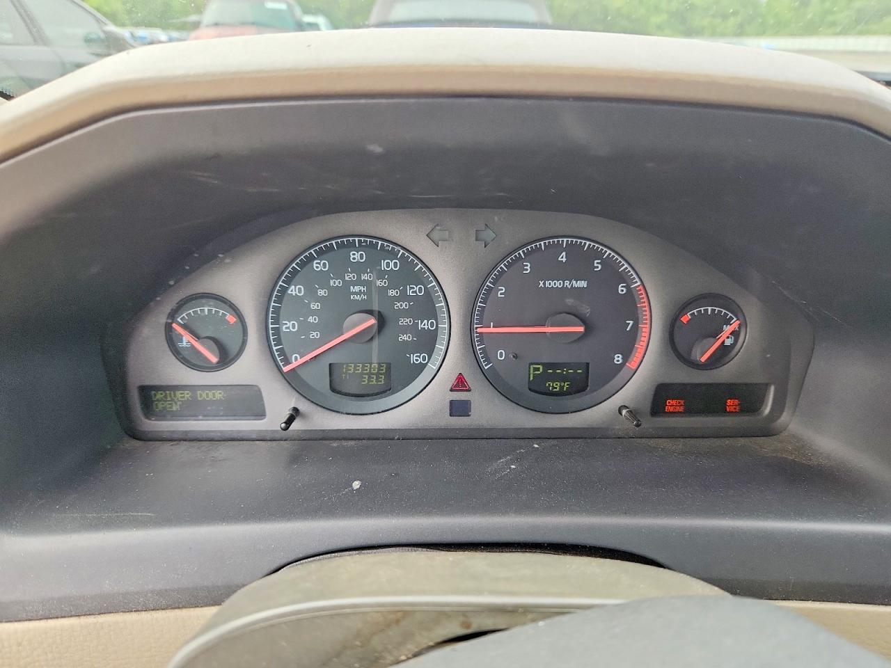 2001 VOLVO V70