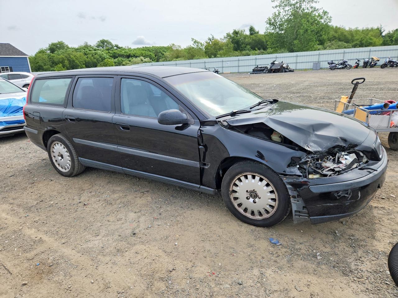 2001 VOLVO V70