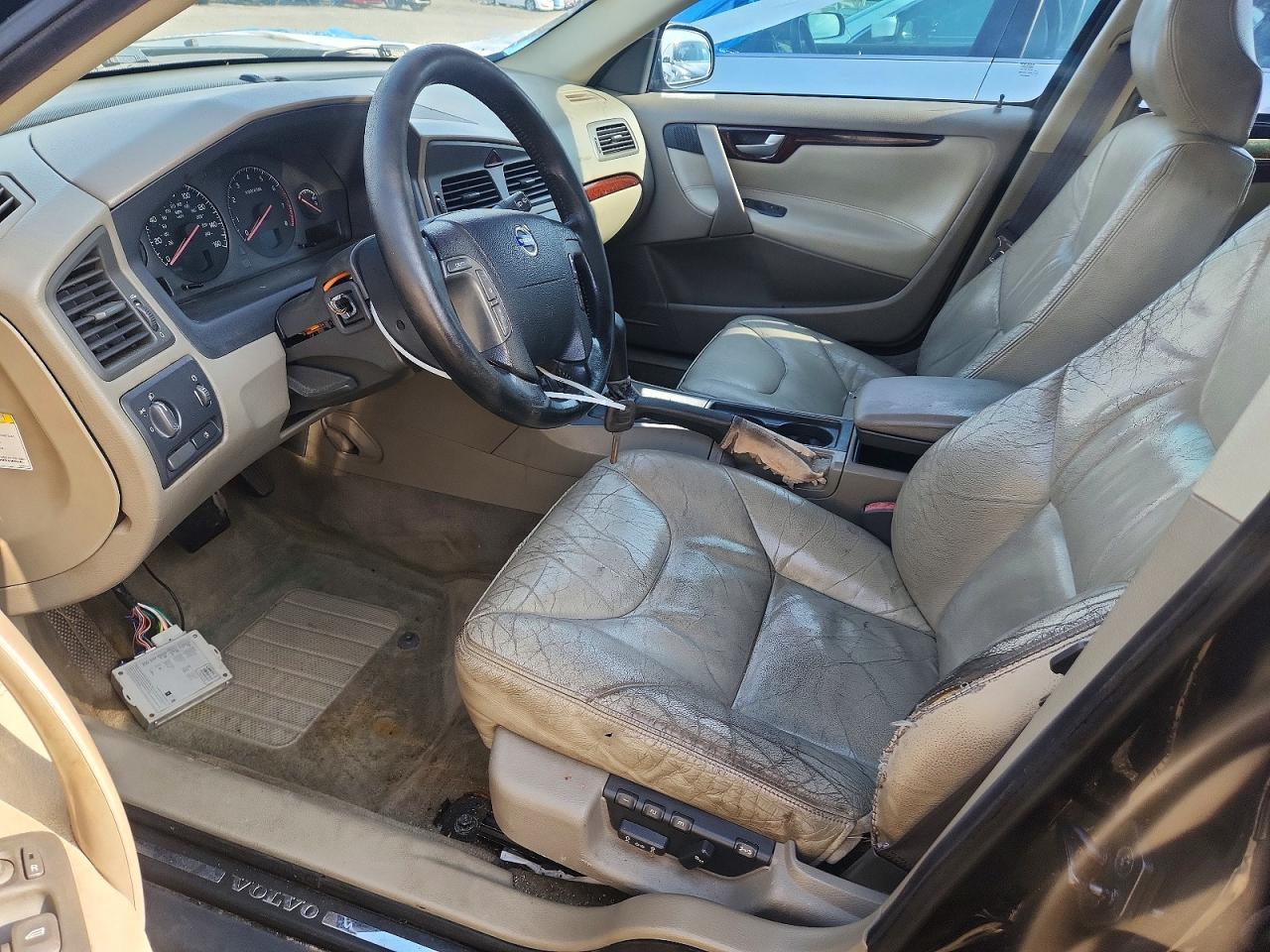 2001 VOLVO V70
