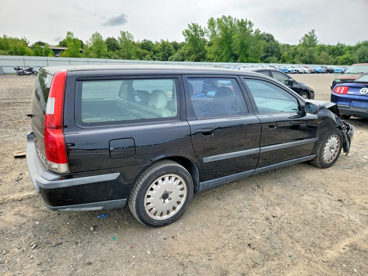 2001 VOLVO V70