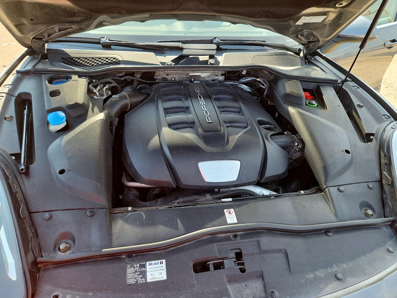 2016 PORSCHE CAYENNE