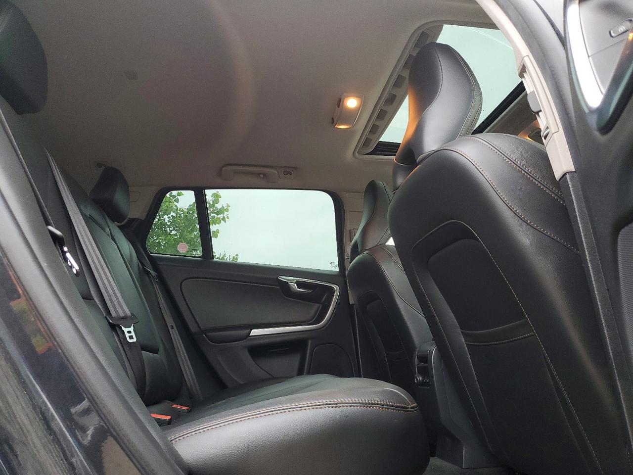 2015 VOLVO V60