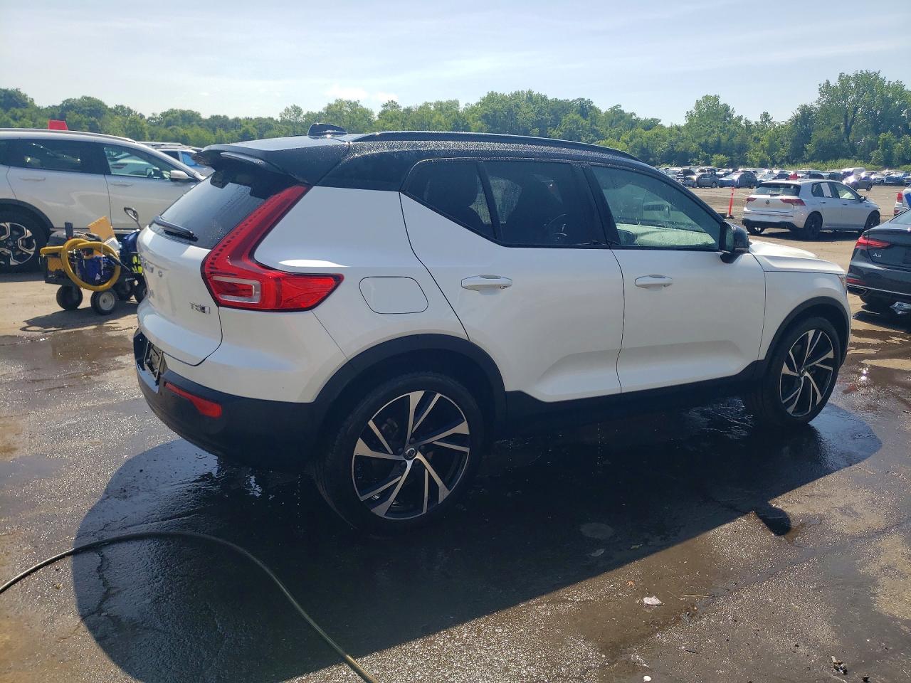 2022 VOLVO XC40
