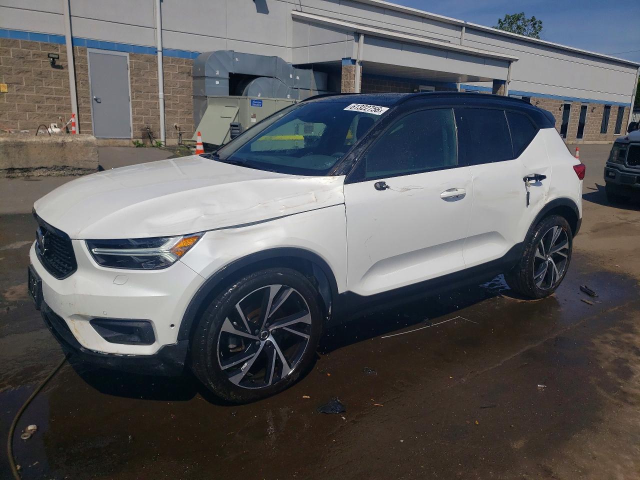 2022 VOLVO XC40