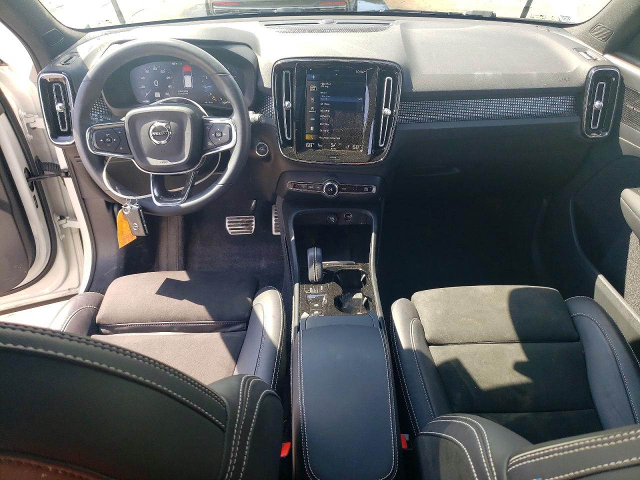 2022 VOLVO XC40