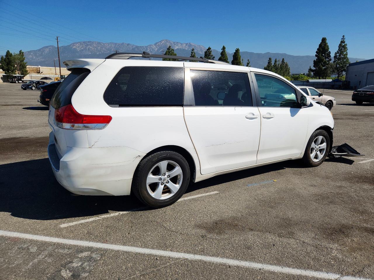 2011 TOYOTA SIENNA