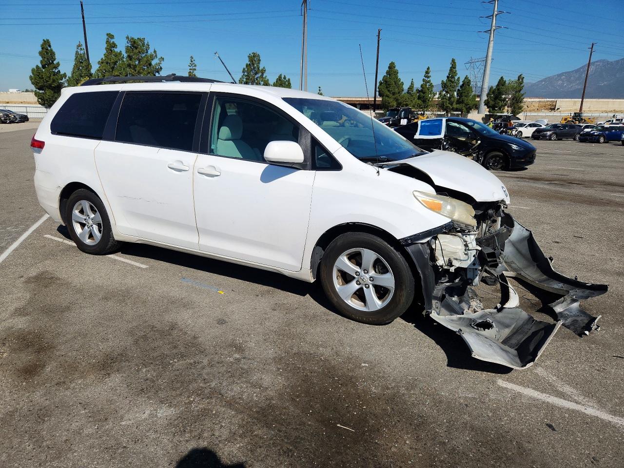 2011 TOYOTA SIENNA