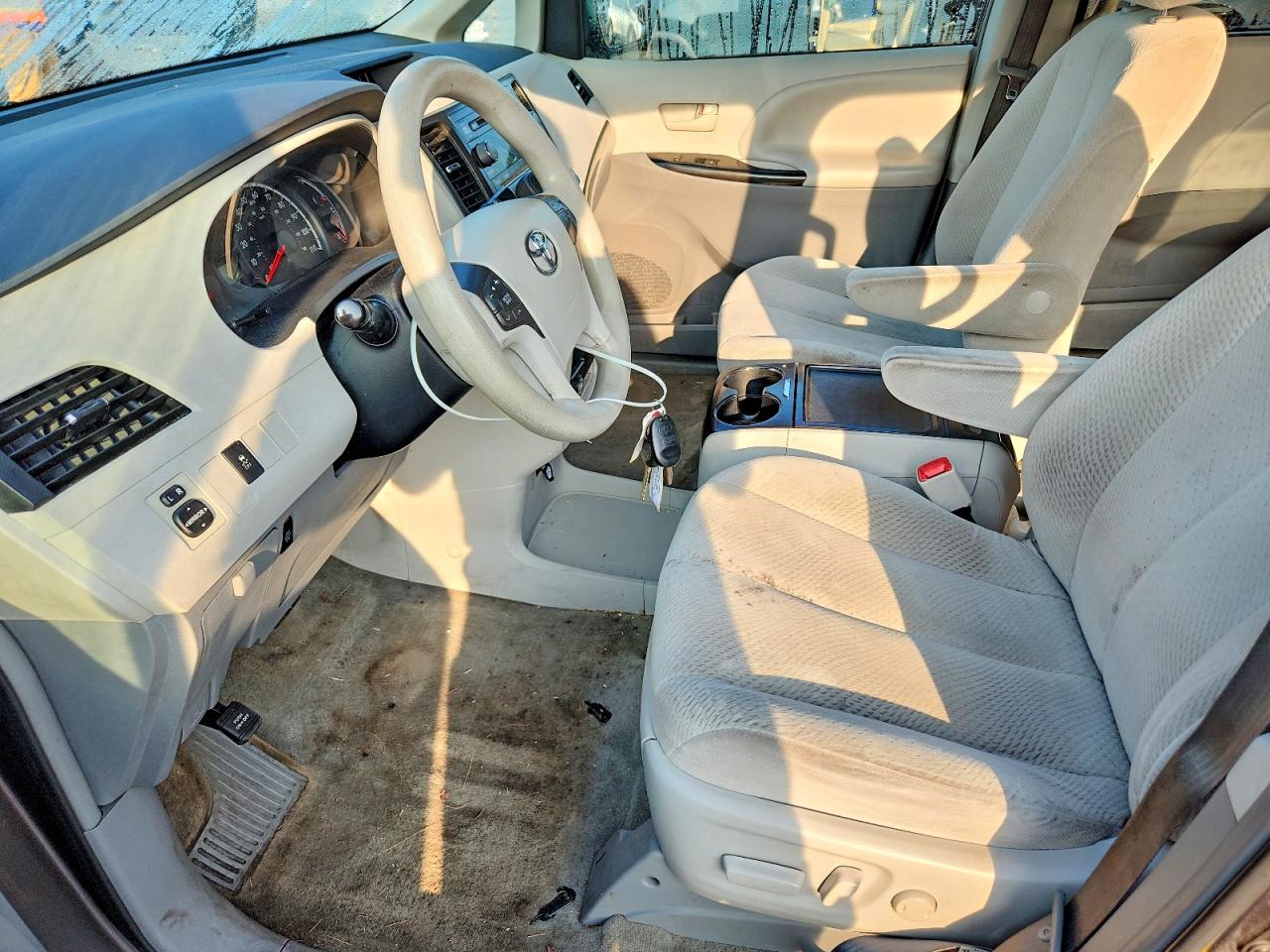 2012 TOYOTA SIENNA