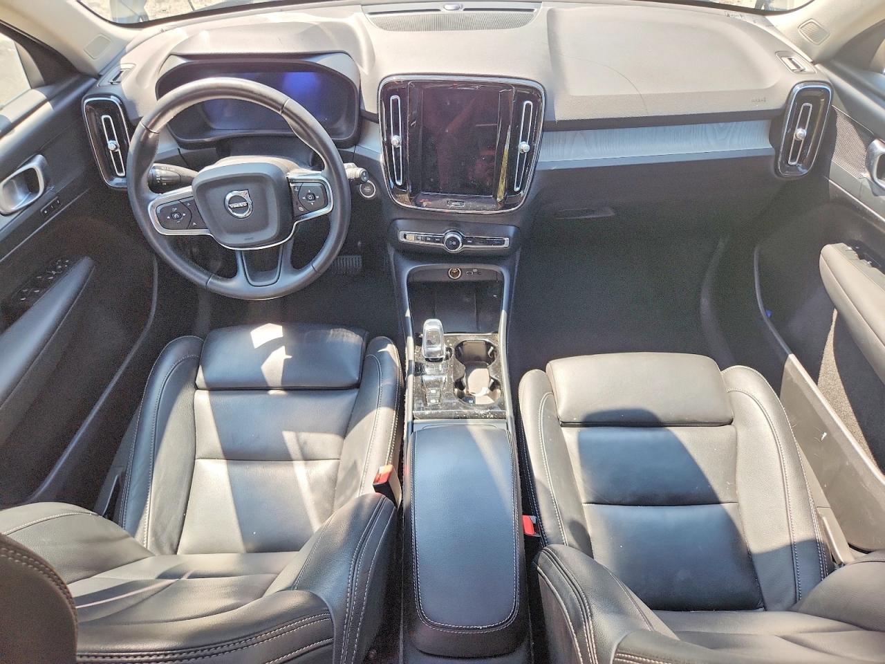 2025 VOLVO XC40