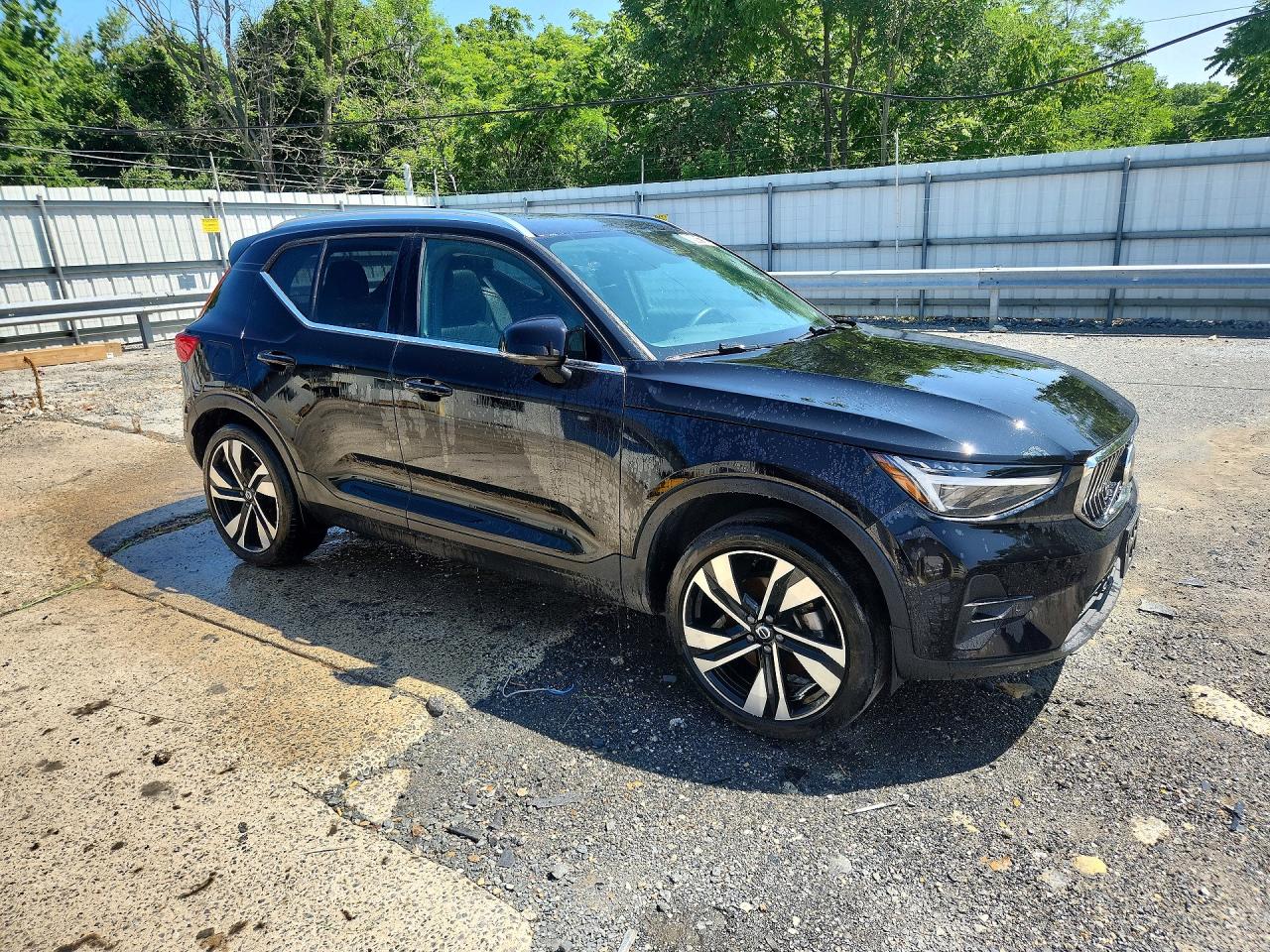2025 VOLVO XC40