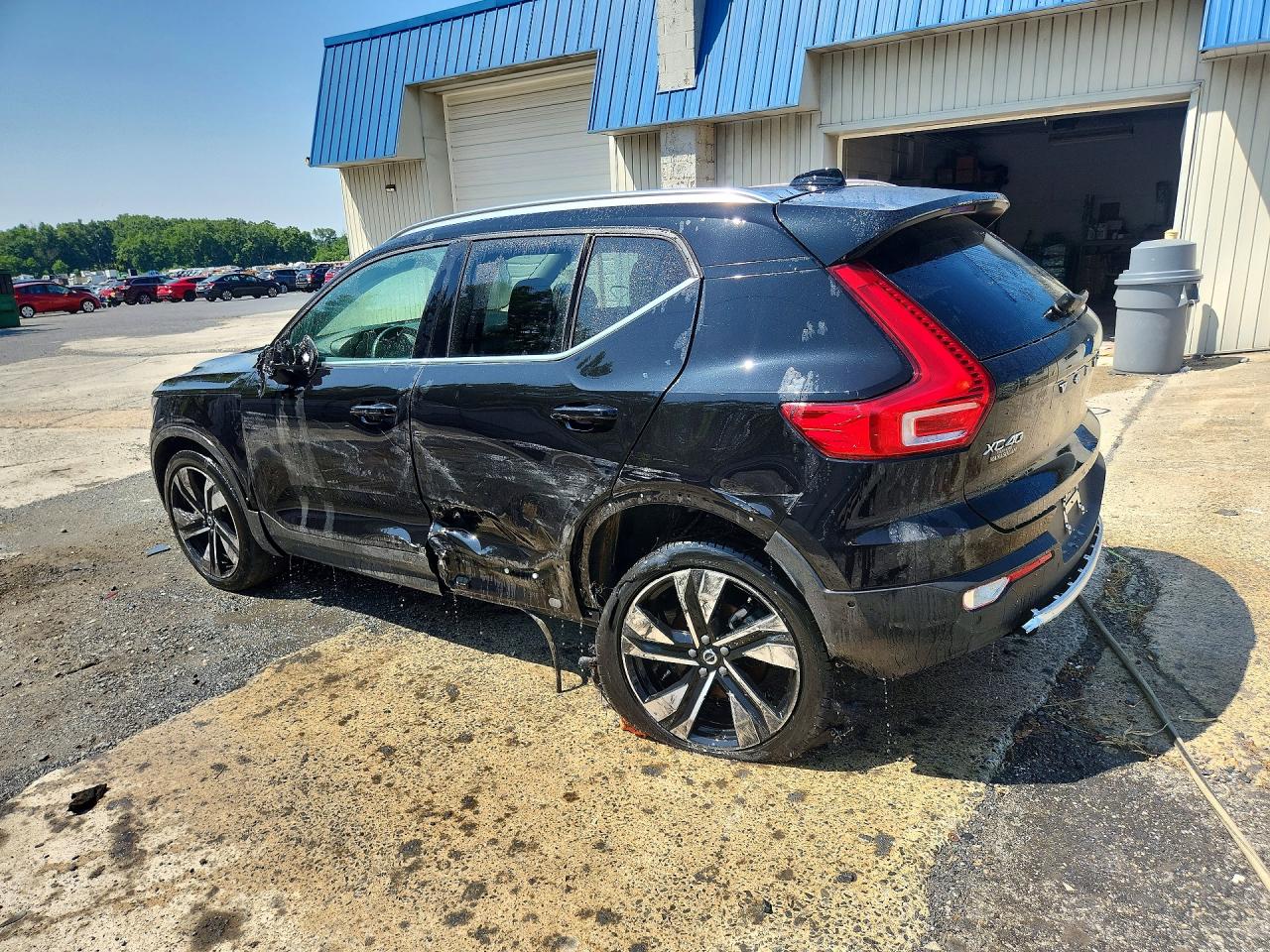 2025 VOLVO XC40