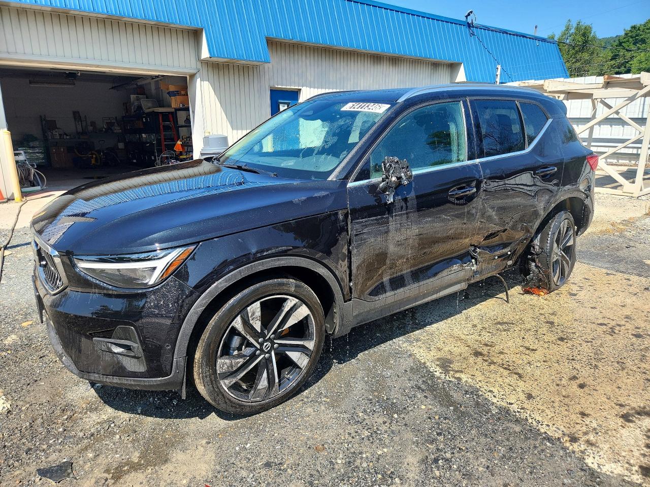 2025 VOLVO XC40