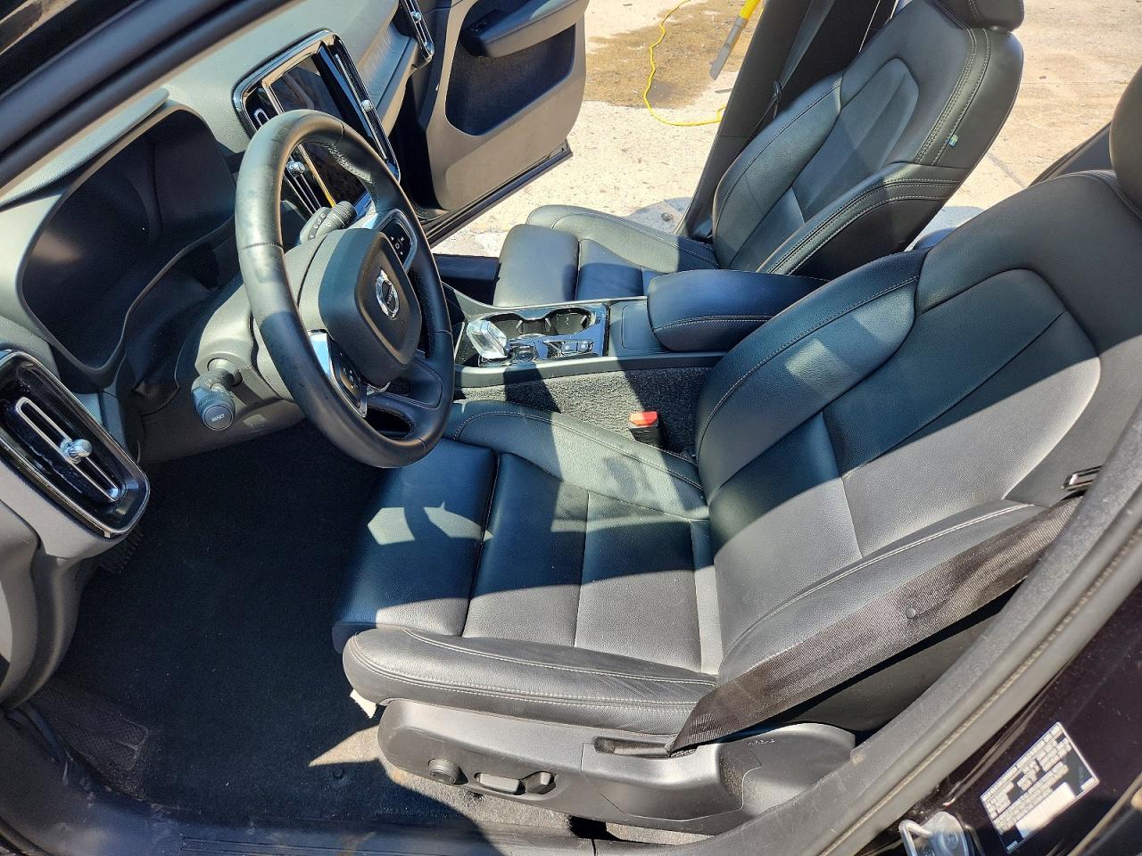 2025 VOLVO XC40