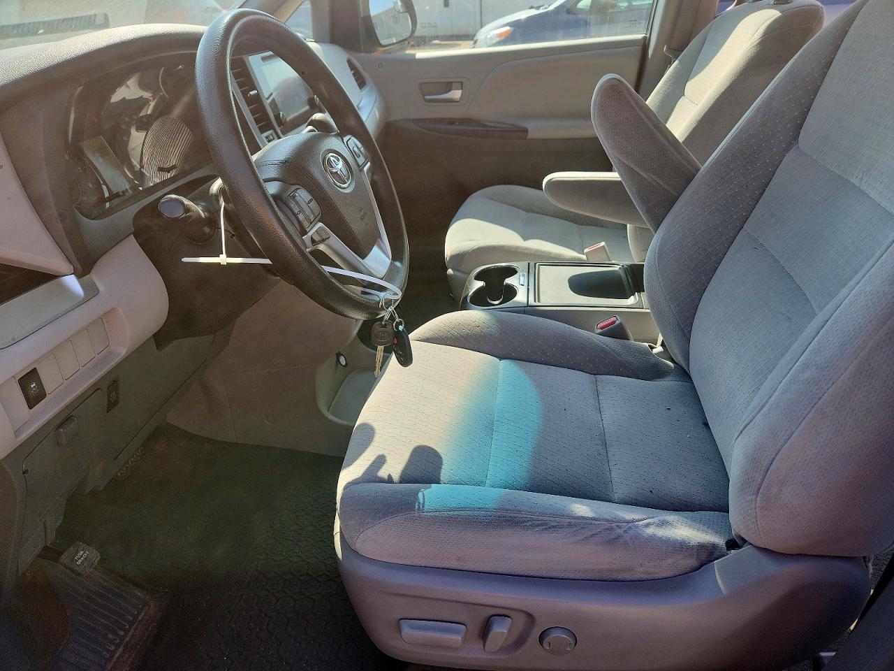 2015 TOYOTA SIENNA LE