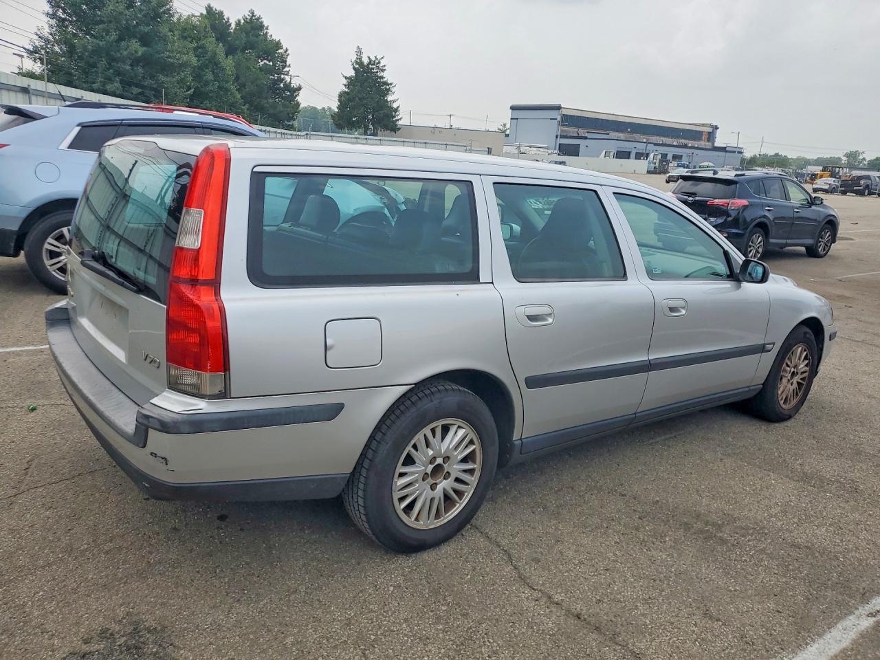 2004 VOLVO V70