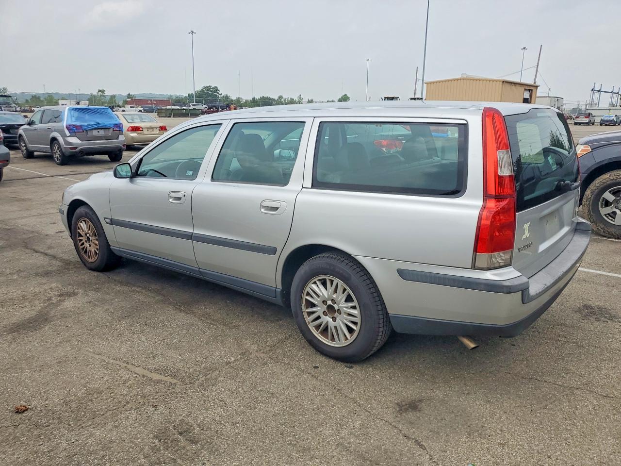 2004 VOLVO V70